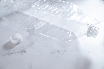 ペットボトル、水、ミネラルウォーター、分別、白背景