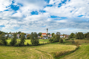 Ausblick auf Anhausen im Landkreis Augsburg im Herbst