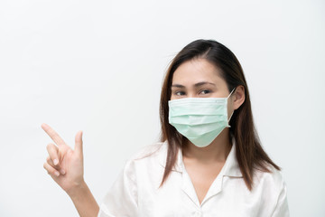 The white shirt is wearing a medical mask to prevent the flu and the Covid-19 Corona virus, and uses the hands to the right.