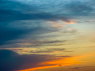 Obraz premium Niebo z chmurami o zachodzie słońca