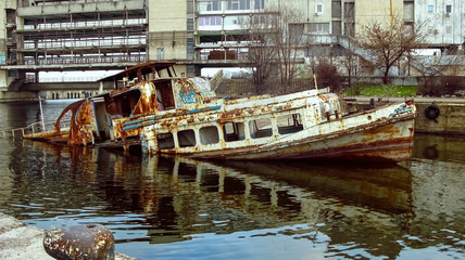 Fototapeta na wymiar Ship wreck near the port pier