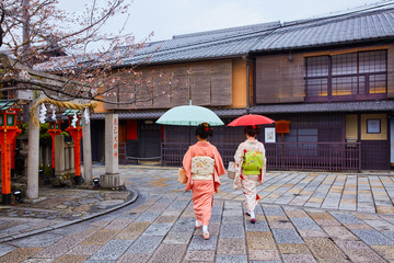 雨の祇園白川