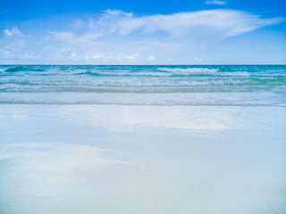 Beautiful sea, clear water on a clear day, beautiful like heaven.