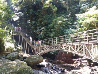 Fototapeta premium Stream of old white brigde