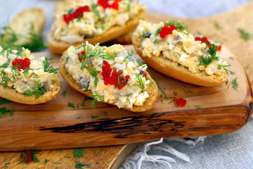torradas com arenque e caviar.