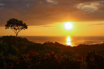 coucher de soleil à dominical au costa rica proche de playa ballena