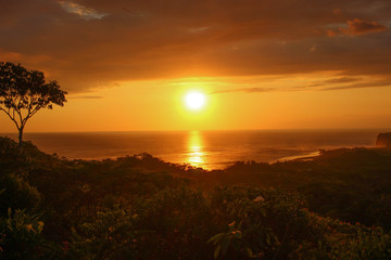 coucher de soleil &agrave; dominical au costa rica proche de playa ballena