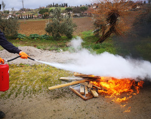 spengere un fuoco con estintore