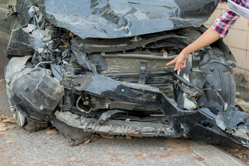 Fototapeta na wymiar Car insurance salesman assesses car damage from a collision And the car was hit by an evaluation of the car price to sell spare parts