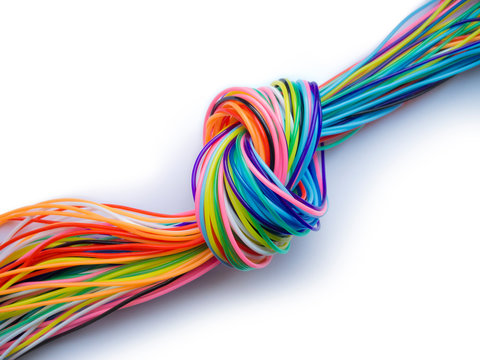 knoten mit bunte datenkabeln als symbol f&uuml;r einen Engpass im Datenfluss
