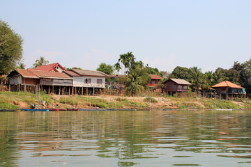 Fototapeta na wymiar village along the river mekong (laos)