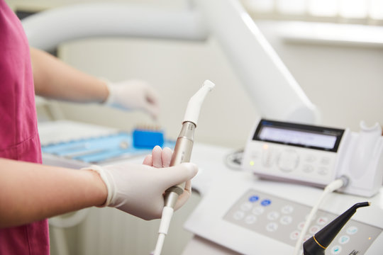 Zahnarzthelferin in Vorbereitung einer Zahnreinigung