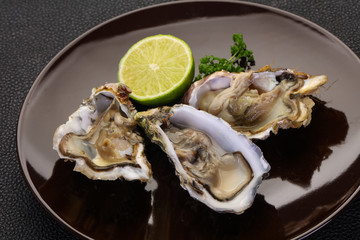 Oysters with lime and parsley