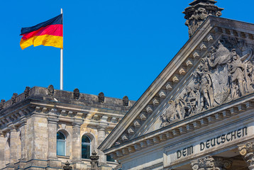 Berlin Berliner Reichstag wehende Flagge im Wind Politik Parteien Regierunssit Politik, politisch politisches Staat Staatsführung Parlamentarier steuern Wirtschaftspolitik Gesetzgeber Steuerpolitik
