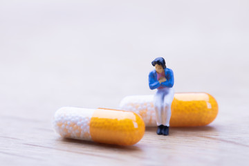 カプセル剤と悩む女性