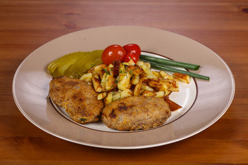 Homemade cutlet with roasted potato