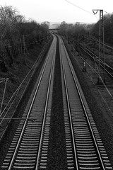 Fototapeta premium Eisenbahn Gleise Schienen Zug Kurve Sonnenuntergang Stimmung Verkehr Technik Elektrizität Sehnsucht Fernweh Feierabend Reise Verbindung Abend Licht Reflex Signal Fahrt Ziel Symbol Deutschland Schwerte