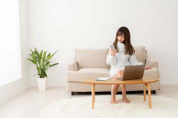 室内にいる女性