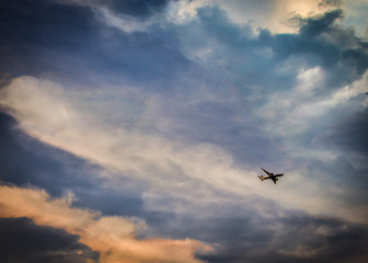 Fototapeta na wymiar Avion volando en el cielo