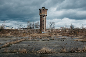 Obraz premium Old pressure tower with train in the background