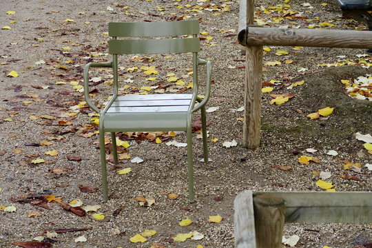 Chaises en fer vertes au jardin du Luxembourg. Paris. France.