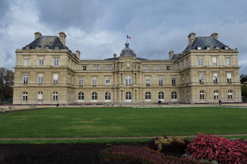 Fototapeta na wymiar Palais du Sénat. Jardins du Luxembourg. Paris. France.