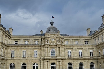 Palais du Sénat avec drapeau français sur le toit . Jardins du Luxembourg. Paris. France.