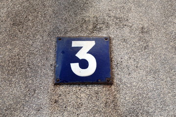 Numéro 3. Plaque de numéro de rue.