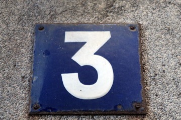 Numéro 3. Plaque de numéro de rue.