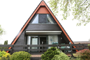 Ein traditionelles Nurdachhaus in Fedderwardersiel an der Nordsee, umgeben von maritimer Landschaft, frischer Meeresluft und der einzigartigen K&uuml;stenatmosph&auml;re