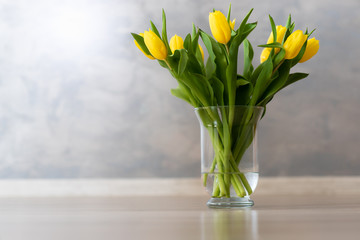 Wazon z kwiatami. Bukiet wiosenny, tulipan żółty - obrazy, fototapety, plakaty