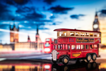 Obraz premium Angielski model autobusu z odbiciem