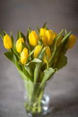 Wiosenny bukiet z żółtych tulipanów w wazonie. - obrazy, fototapety, plakaty