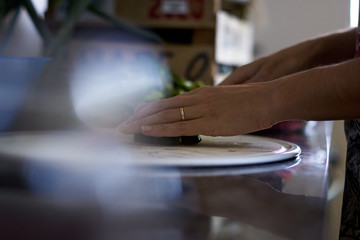 Manos de joven esposa cortando vegetales