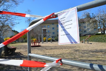 Coronavirus: Öffentlicher Kinderspielplatz von der Stadtverwaltung wegen Ansteckungsgefahr...