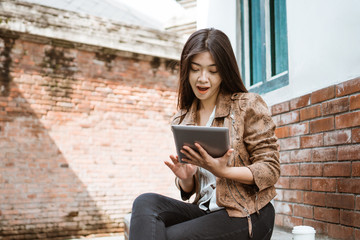 Fototapeta premium attractive woman using tablet outdoor in the city