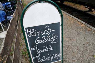 speisetafel einer gaststätte