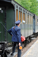 kuckucksbähnel im bahnhof elmstein, schaffner