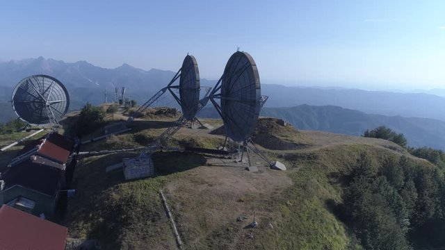 Vista aerea di un cento radar dismesso 