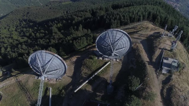 Vista aerea di un cento radar dismesso 