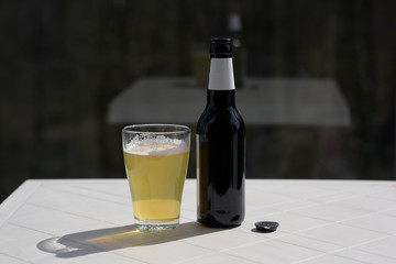 bière fraiche sur une table 