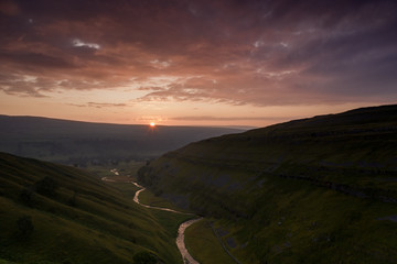 Fototapeta na wymiar Sunrise over yorkshire dales valley near Arncliffe, Littondale, north yorkshire