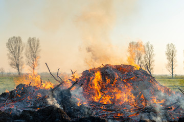 Fototapeta premium Deutschland, Niedersachsen, Ostfriesland, Osterfeuer in Twixlum, einem Stadtteil Emdens.