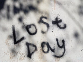 The inscription in black spray paint on the old concrete wall: 