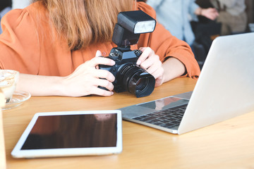 Naklejka premium Woman preparing to load images from camera to computer and tablet After shooting