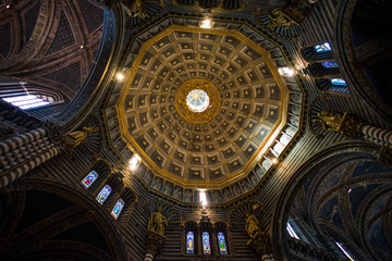 Santa Maria Assunta duomo e interno cattedrale a Siena