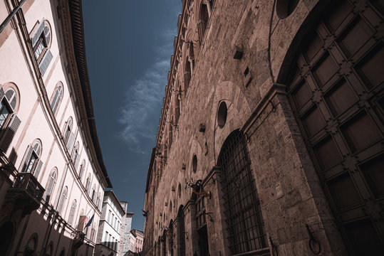 Strada medievale a Siena, Toscana. Italia