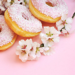 Fototapeta na wymiar Spring bouquet and donuts