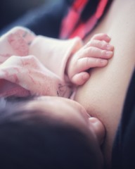 Bebe alimentándose del seno de mamá 