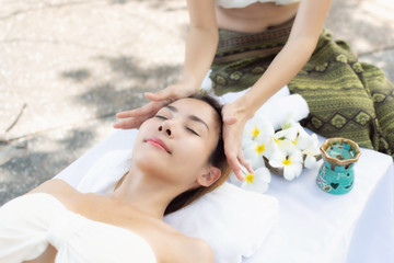 Obraz na płótnie Canvas Beautiful woman getting spa massage.